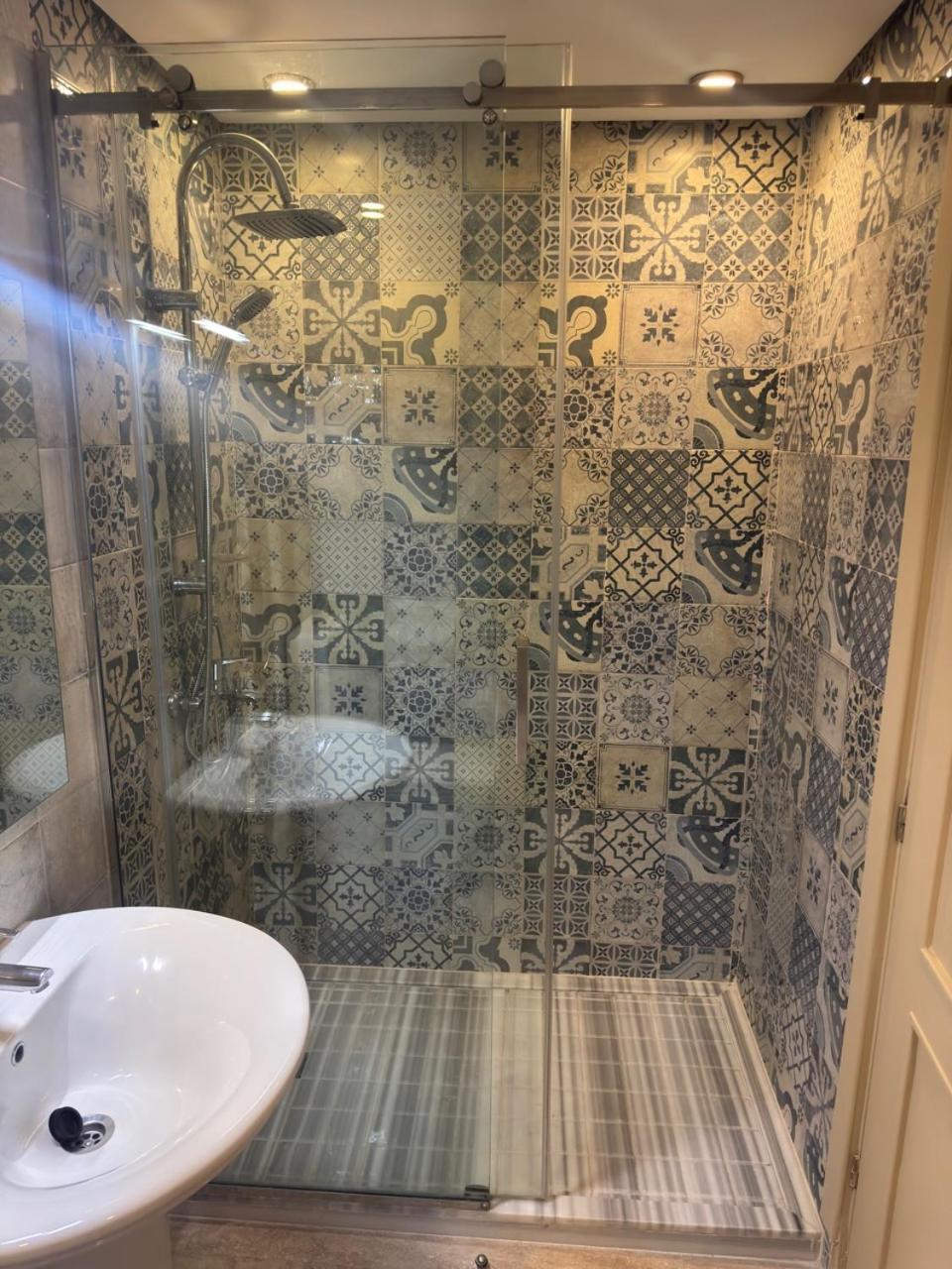 Apartment Oussama, Near Hilton, Mall And Restaurants, Family Only Building *